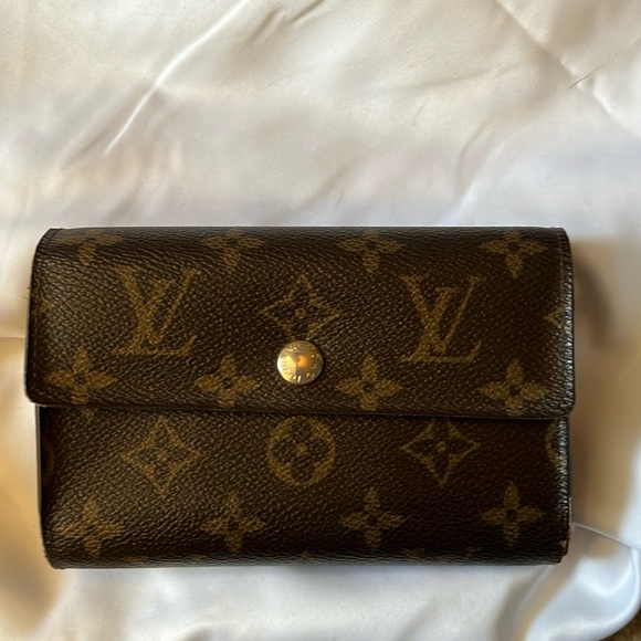 Louis Vuitton hard to find monogram trifold wallet with ID window - Picture 1 of 16